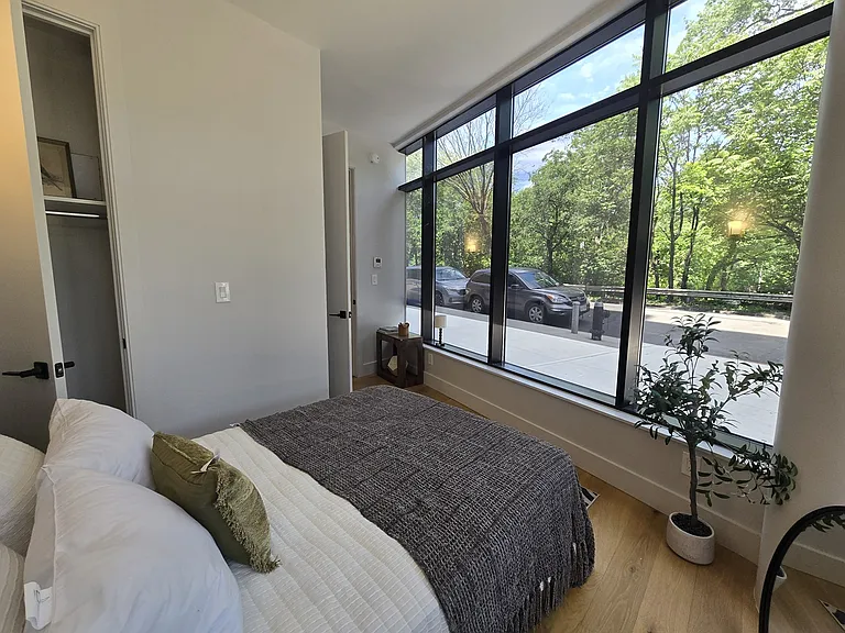 1890 Pelham Pkwy S #B — Photo 6