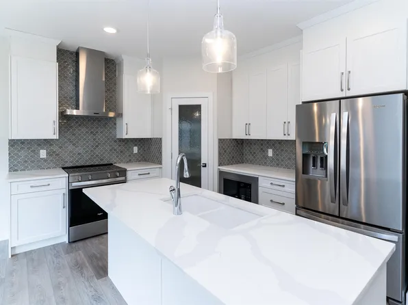 3216 Dixon Way SW, Edmonton, AB T6W 5L3