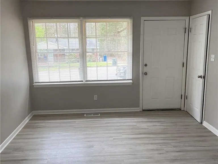 1445 Thelbert Dr — Photo 2