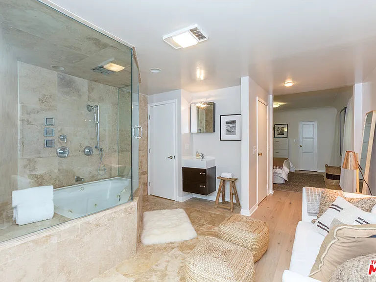 465 S Sherbourne Dr — Photo 16