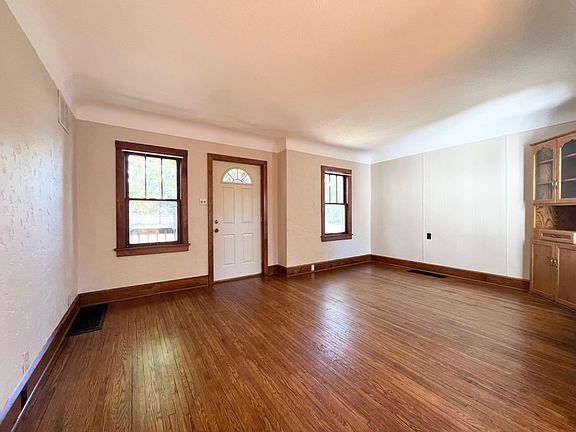 4th image of 107 Wood St N
