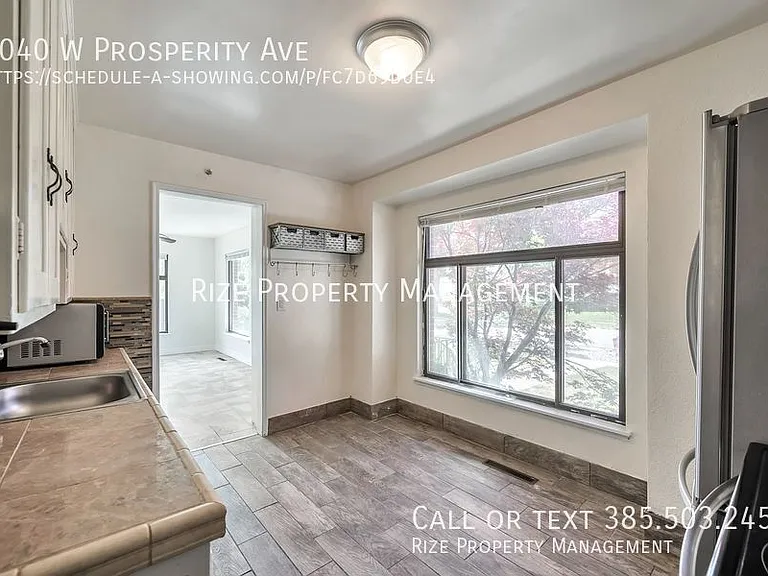 1040 W Prosperity Ave — Photo 2