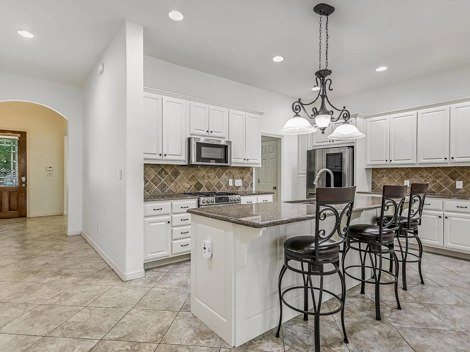 4 bed, 3.0 bath, 3044 sqft, $3,000 — Photo 2