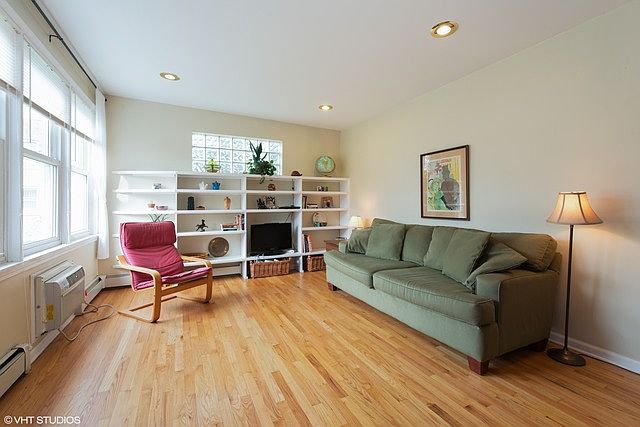 1st image of 1534 W Pratt Blvd #3D