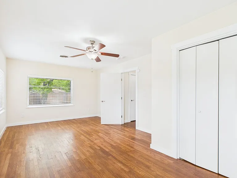 409 S Pear St — Photo 12