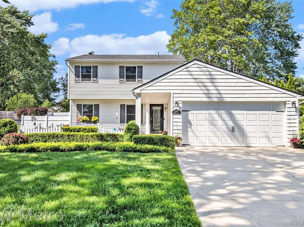 3726 Raintree Ct, Wixom, MI 48393