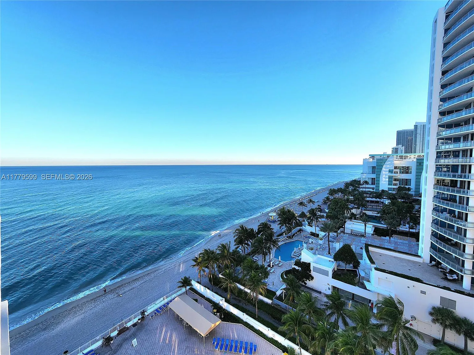 Alexander Towers Condo — Photo 4