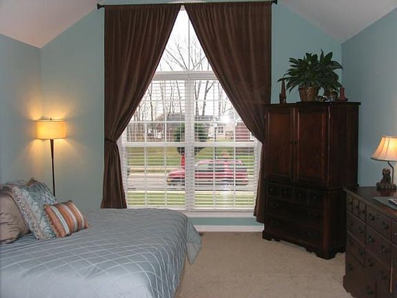 Large Master Bedroom - 1st floor