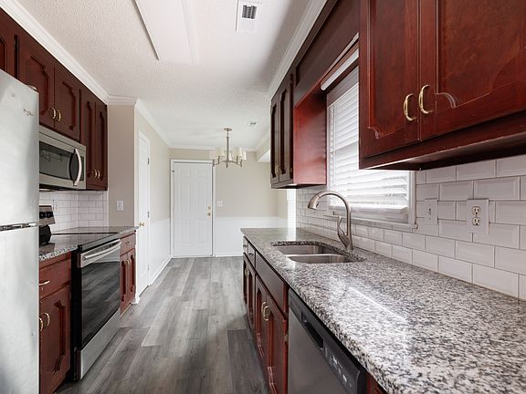 5th image of 220 Saddle Rock Ct