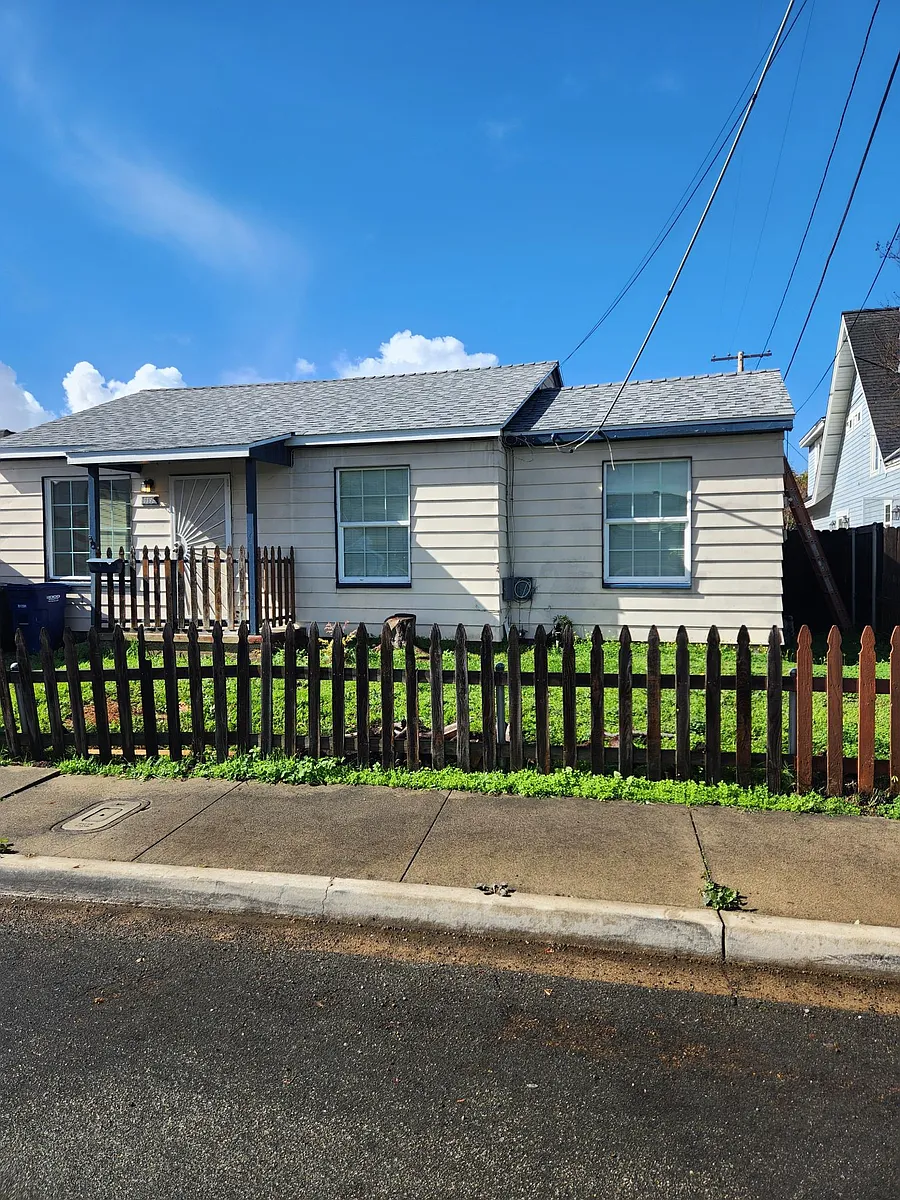 Charming home with brand new roof - 1796 Skyline Dr