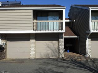 26 Hillside Ct, Clinton, NJ 08809