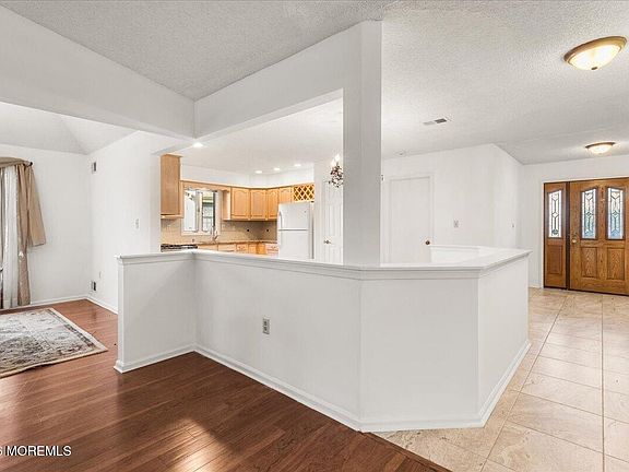 3rd image of 19 Hampton Drive