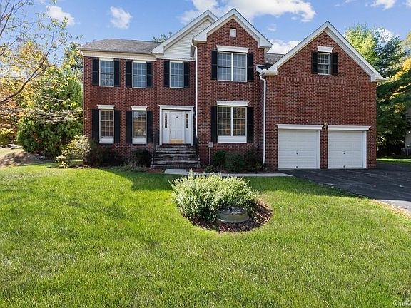 2nd image of 18 Red Oak Ln