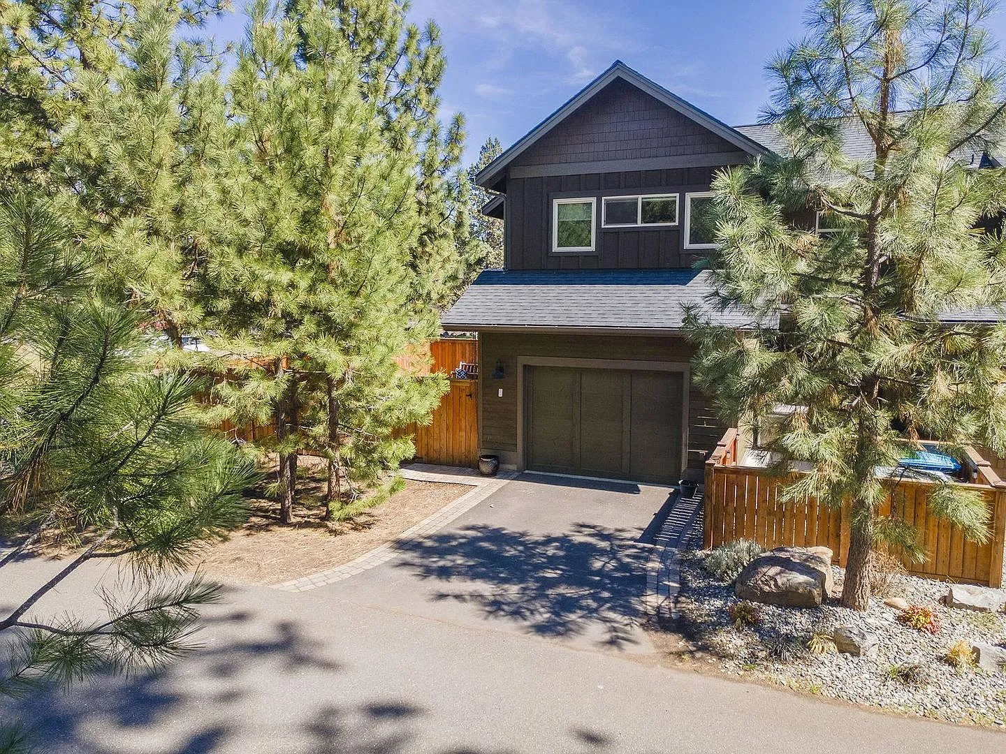 Pristine 2-bd/2-bath Townhome on Corner Lot in Sisters, OR! — Photo 2