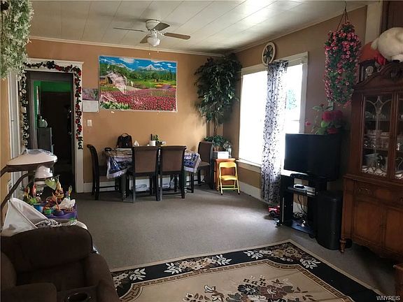 3rd image of 32 Tuxedo Pl