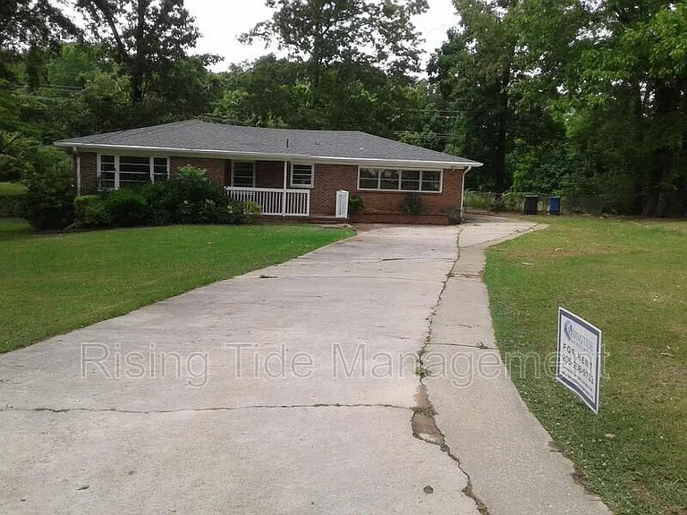 948 Hickory Dr — Photo 2