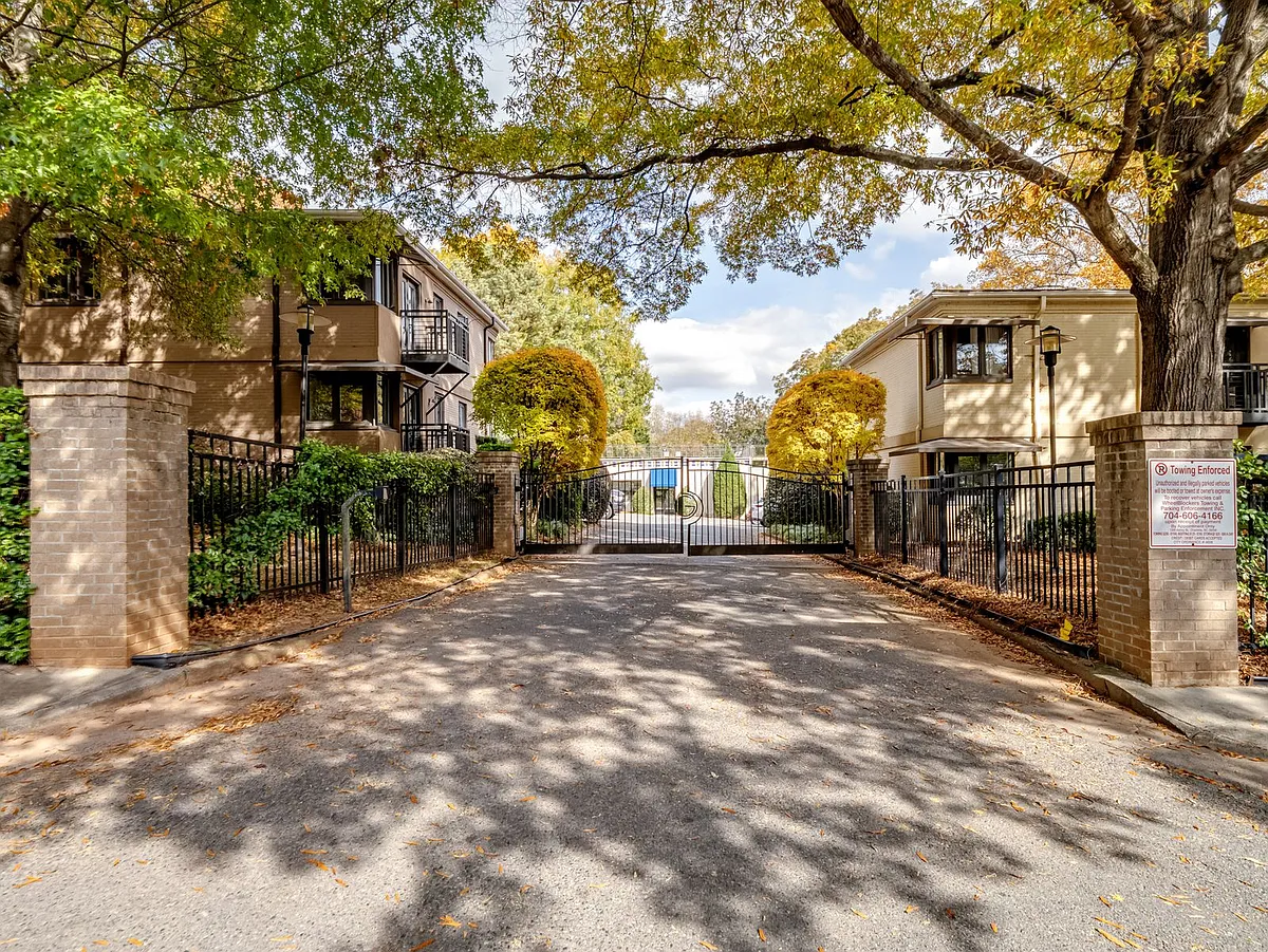 Building Photo - 2441 Vail Ave #C2