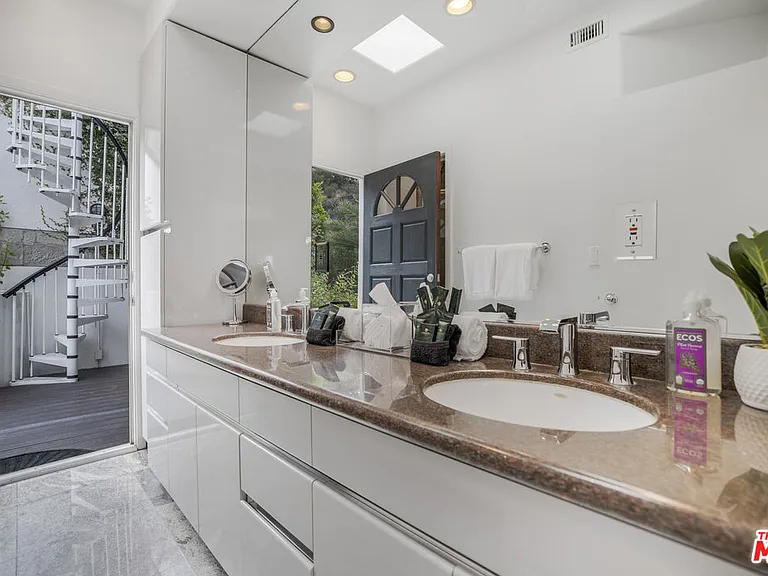 8507 Franklin Ave — Photo 36