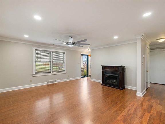 4th image of 2724 S York St