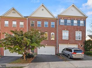 8828 Royal Doulton Ln, Fairfax, VA 22031