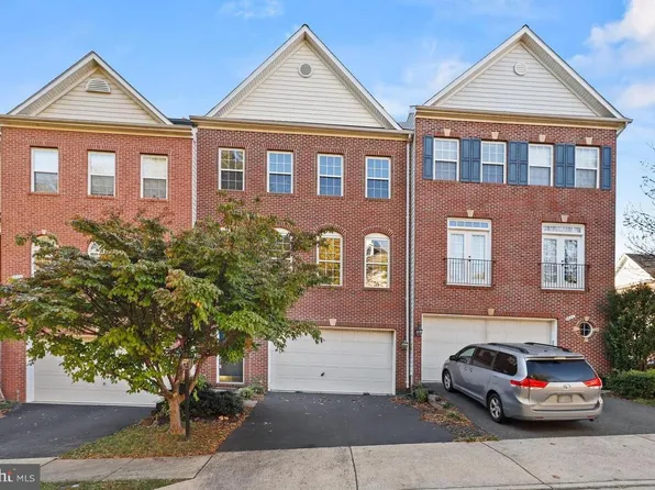 8828 Royal Doulton Ln, Fairfax, VA 22031