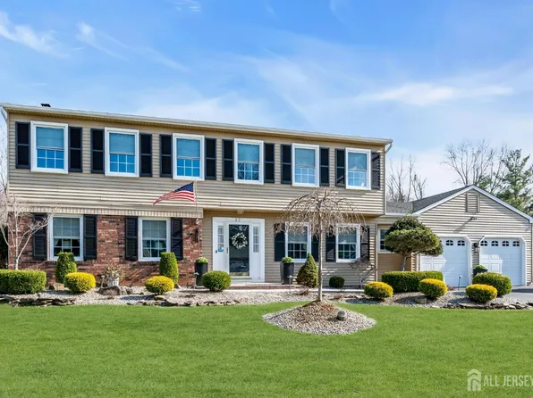27 Heron Dr, Marlboro, NJ 07746