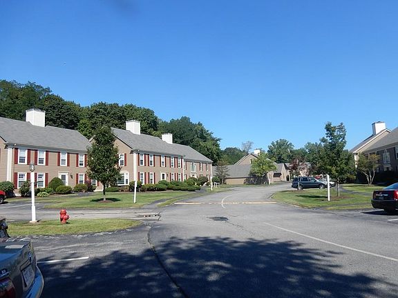 4th image of 31 Essex Green Ln