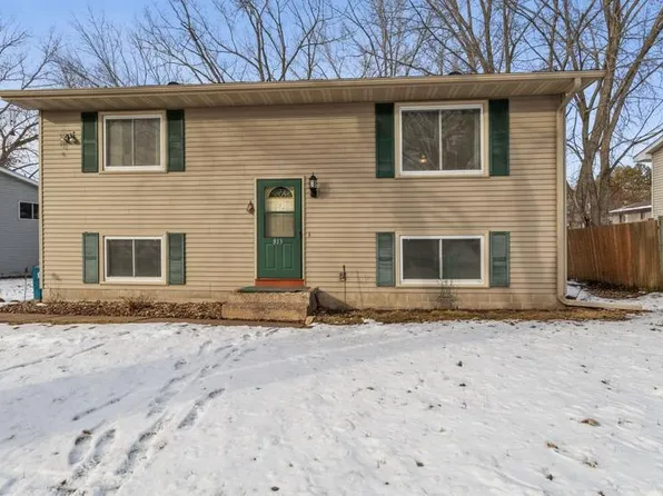 813 10th Ave SW, Forest Lake, MN 55025