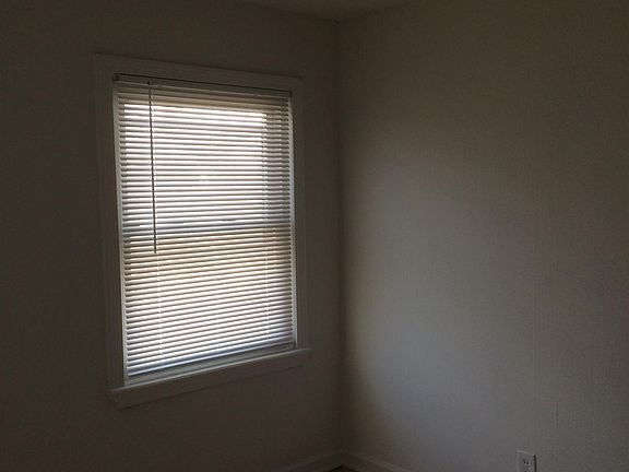 4th image of 1005 1/2 W 38th St