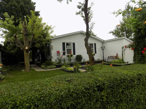 6609 Senate St, Belleville, MI 48111