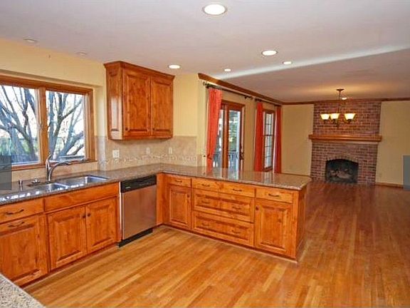 granite and hardwood floors 
