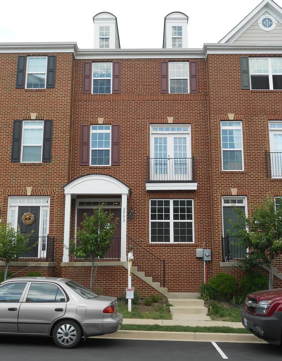 4 bed, 3.5 bath, 2020 sqft, $3,000 — Photo 1