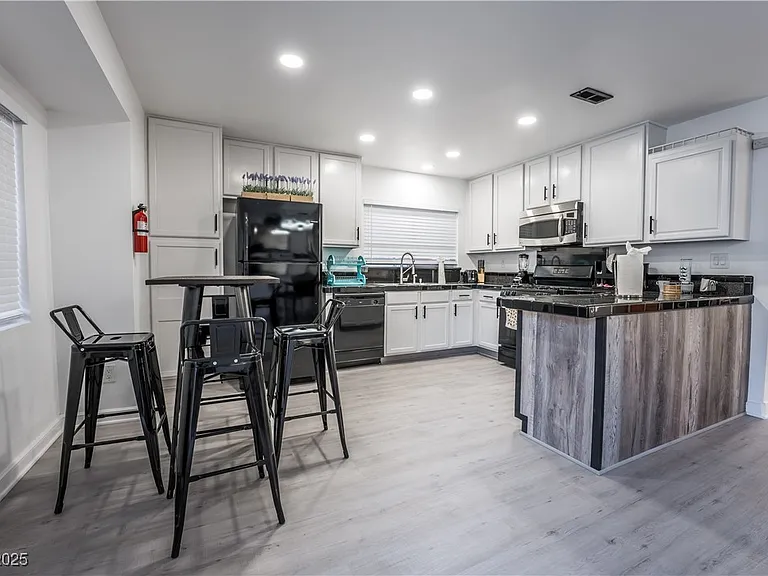 2364 Belvedere Dr — Photo 24