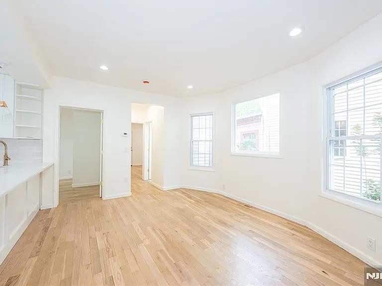 231 Waverly Pl — Photo 16