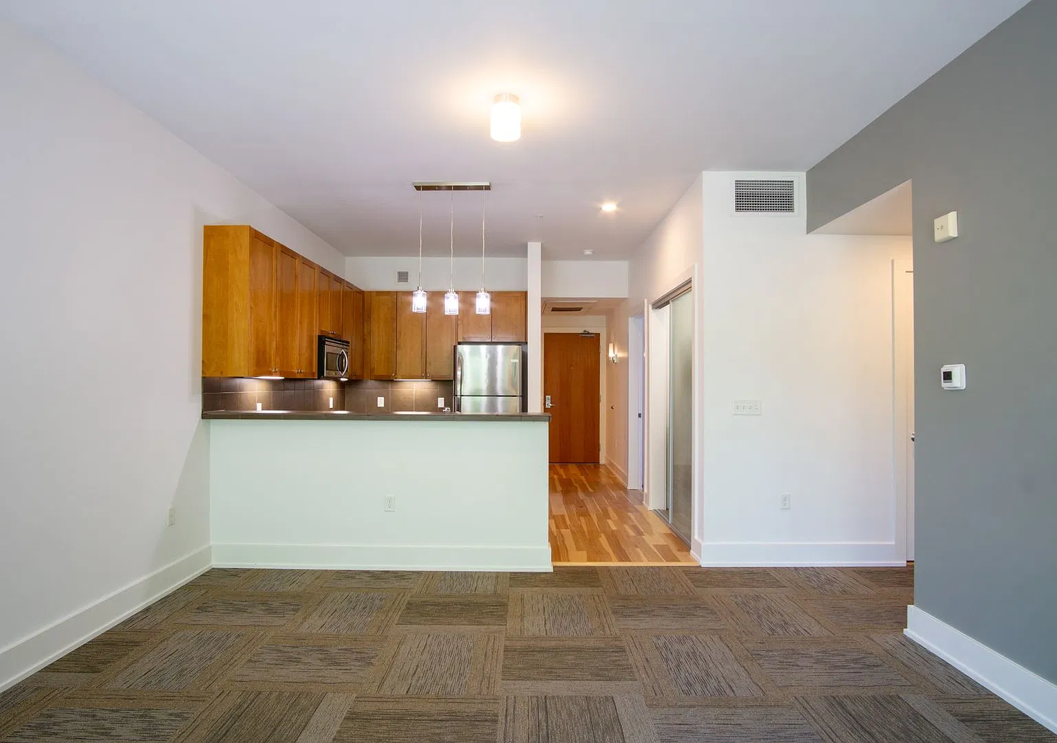 Slabtown-Gorgeous Two Bedroom w/Balcony, W/D, A/C, Wine Fridge & More! — Photo 3