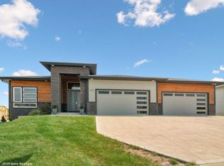 3875 Sandstone Point, Waukee, IA 50263