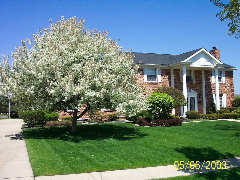 2nd image of 470 Lakeview Cir
