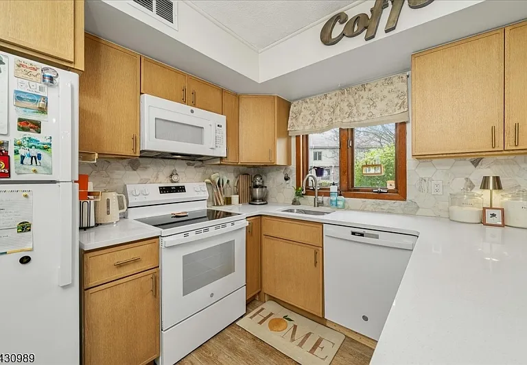 204 Dakota Dr — Photo 6