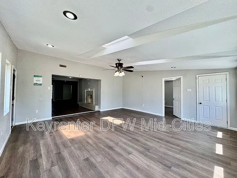 2801 Clearbrook Dr — Photo 9