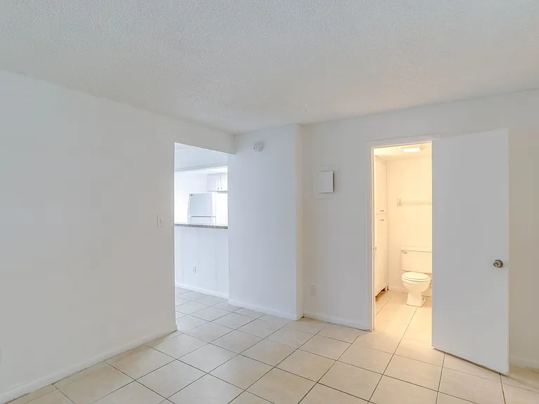 Aztec Apartments — Photo 7