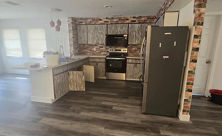 1174 Victoria Ave — Photo 4