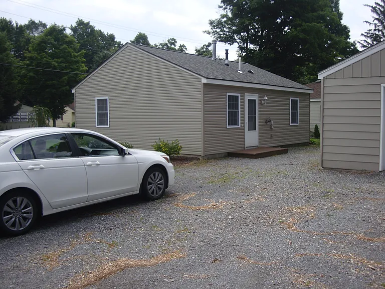 87 Oakdale Ave S — Photo 2