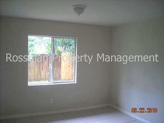 5th image of 927 SE 14th Ter APT 1