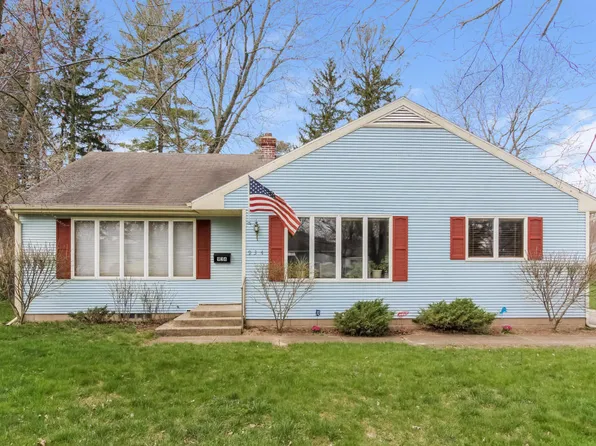 934 N Hudson St, Lowell, MI 49331