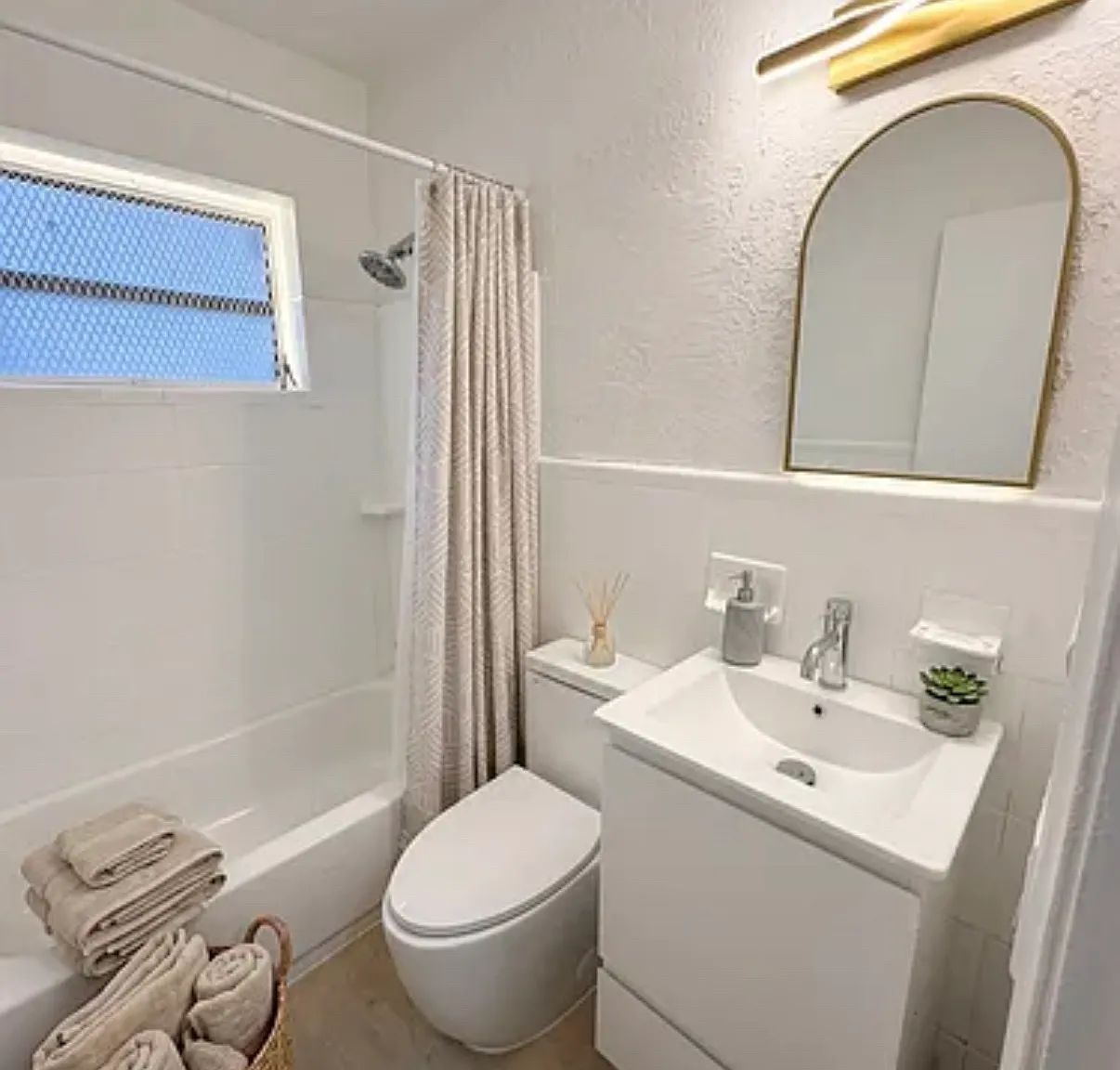 3 bed, $2,300 — Photo 4