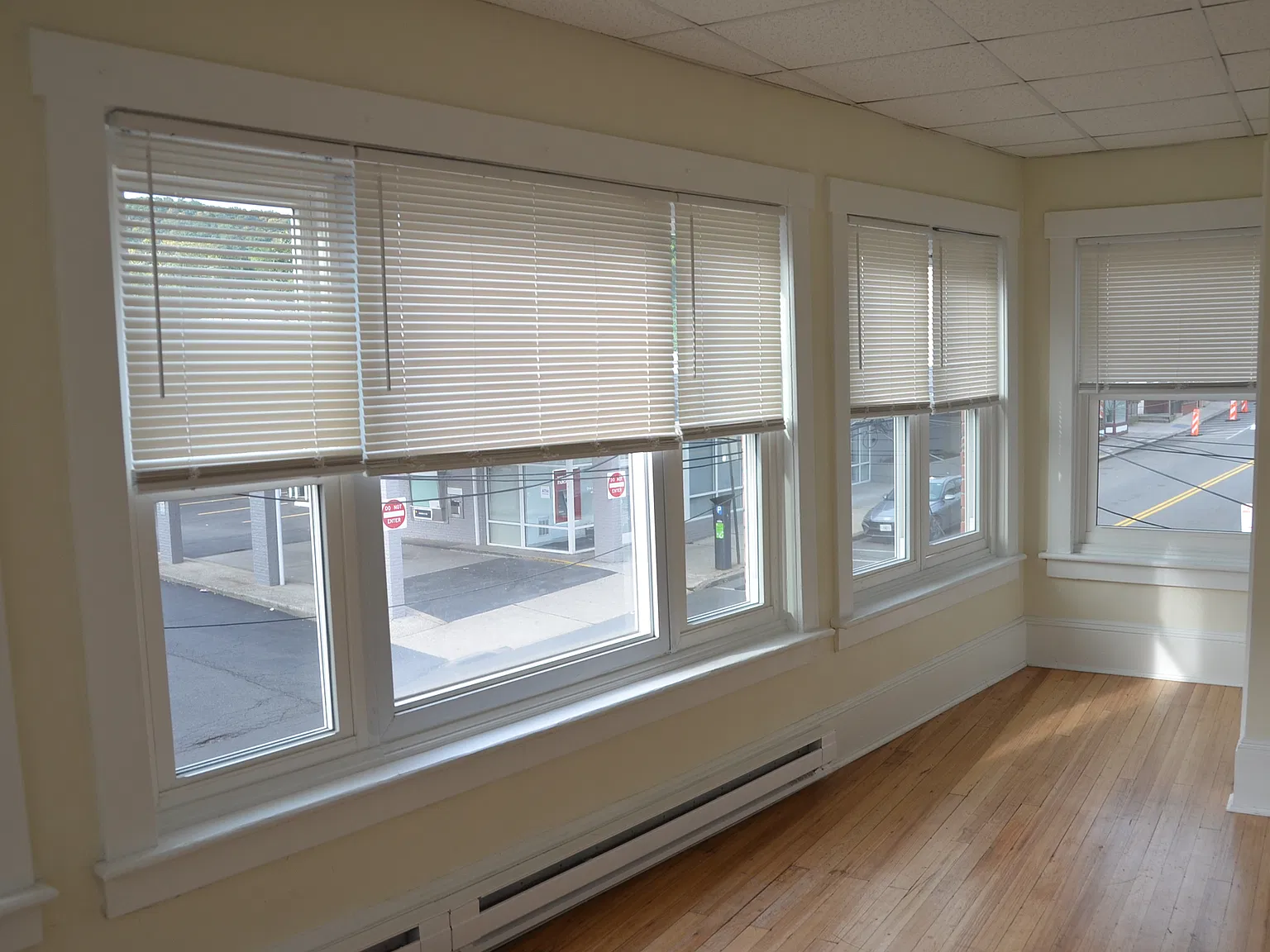 3 bed, 1000 sqft, $2,995 — Photo 3