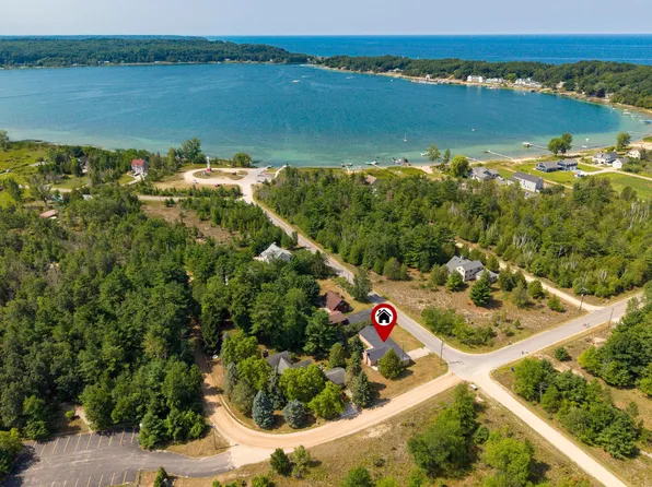 8807 Lake Park Dr, Onekama, MI 49675