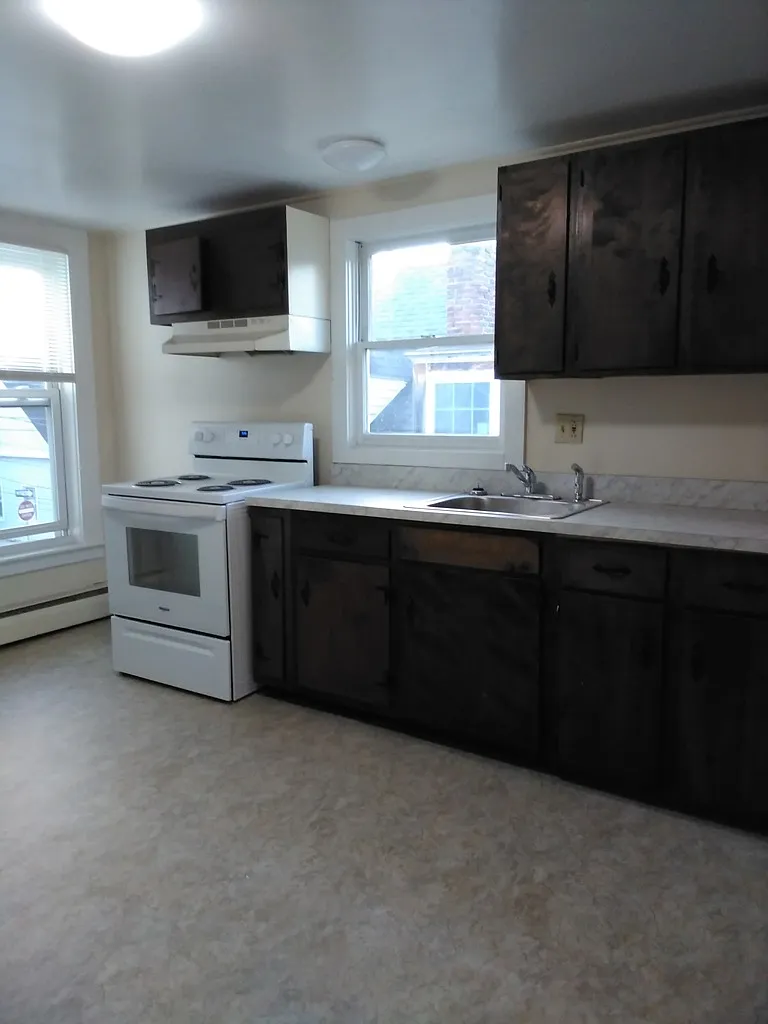 2nd floor 2-Bed Apartment with In-Unit Laundry near downtown Keene — Photo 1