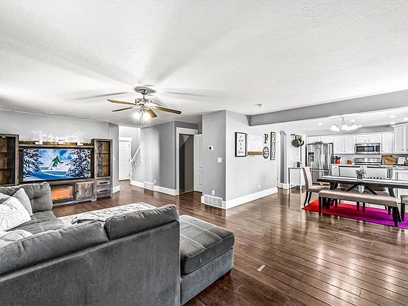 3rd image of 608 W Goldenrod Way