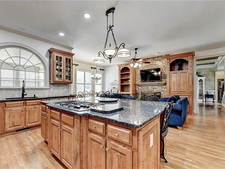 8910 Pinehurst Cv — Photo 27